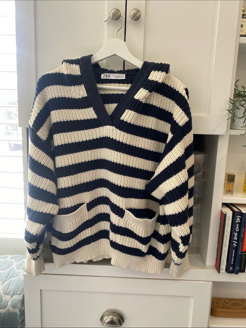 Zara Navy and Cream Striped V‑Neck Pullover